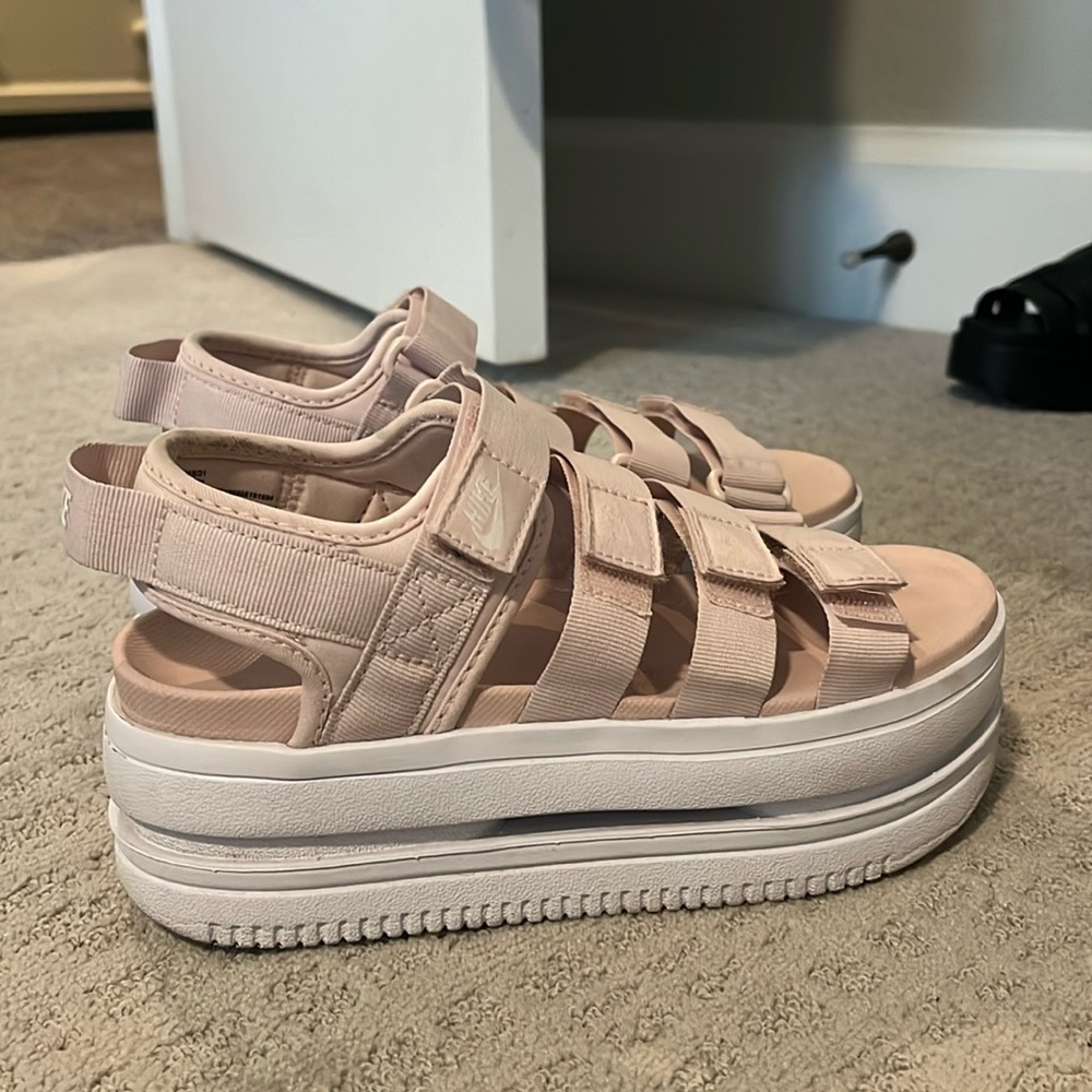 Cute nike sandals!